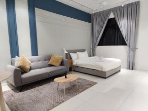 吉隆坡Chambers Residences Suites KLCC的客厅配有沙发和桌子