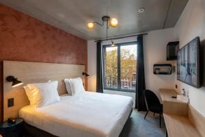 图尔昆Quai Central的一间卧室配有一张床、一张书桌和一个窗户。