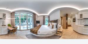 Schloß RicklingenSCHLOSSRESIDENZ - Boutique Apartments & Hotel Suiten的一间卧室设有一张大床和一个大窗户