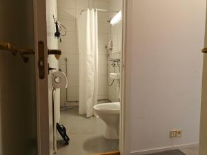 图尔库Heaven Hostel的白色的浴室设有卫生间和水槽。
