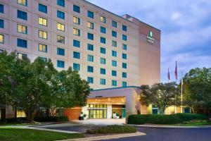 卡瑞Embassy Suites by Hilton Raleigh Durham Research Triangle的酒店前方的 ⁇ 染