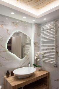 雅典Blue Ark Acropolis Compass的浴室设有白色水槽和镜子