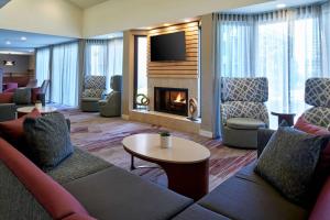 伊甸草原明尼阿波利斯庭院伊甸草原酒店的带壁炉的客厅位于酒店客房内