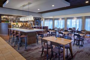 伊甸草原明尼阿波利斯庭院伊甸草原酒店的一间带桌椅的餐厅和一间酒吧
