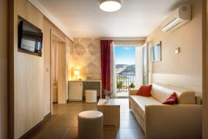 洛帕San Marino Resort的带沙发和窗户的客厅