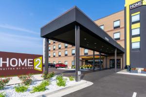 列克星敦Home2 Suites Lexington Keeneland Airport, Ky的一座无边之家套房的建筑