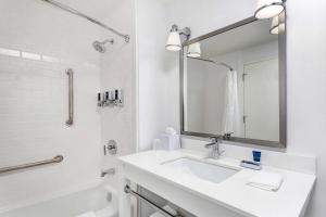 尼亚加拉瀑布Wyndham Fallsview Hotel的白色的浴室设有水槽和镜子