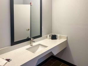 HurricaneMotel 6 Hurricane, WV的一间带水槽和镜子的浴室