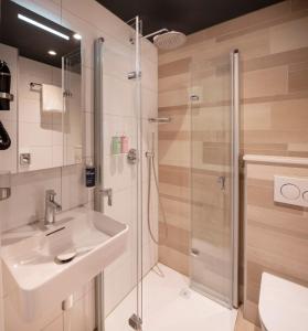 鹿特丹鹿特丹市中心图恩酒店的一间带水槽和淋浴的浴室