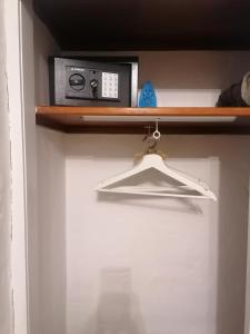 卡勒达德福斯特Casa Naturaleza 2的一个带架子的衣柜,上面有收音机