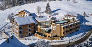 里茨勒恩松嫩堡快乐积极酒店的雪中酒店空中景观