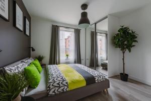 格拉斯哥SmartSleep Apartments的一间卧室配有一张床和一面大镜子