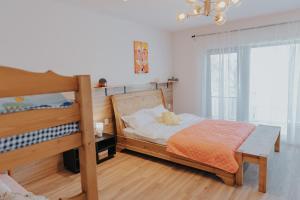 图尔达IoanaGuestHouse的一间卧室设有两张双层床和一扇窗户。