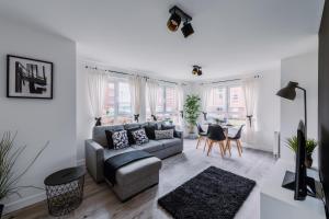 格拉斯哥SmartSleep Apartments的客厅配有沙发和桌子