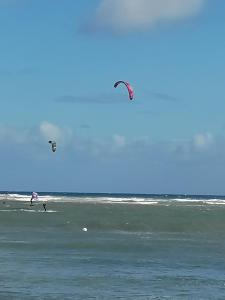 卡勒达德福斯特Casa Naturaleza 2的两人在海滩上玩海洋风筝
