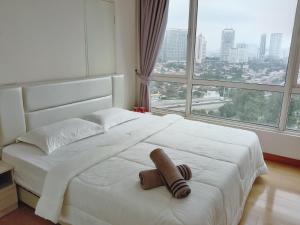吉隆坡Habibi HoMe KLCC的卧室配有白色的床和大窗户