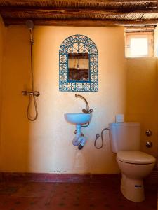 姆哈米德Camp M'hamid Ras N'khal的浴室设有卫生间和墙上的水槽。