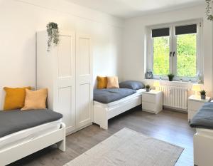 哈廷根Monteurwohnung mit Balkon的带两张床和两个窗户的房间