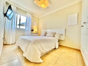 波里斯-德阿沃纳Apartamento Vista Faro的卧室配有白色的床和窗户。