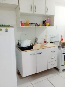 累西腓Apê da Mel - Recife PE的厨房配有白色橱柜和台面