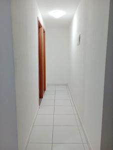累西腓Apê da Mel - Recife PE的走廊上设有门,铺有白色瓷砖地板