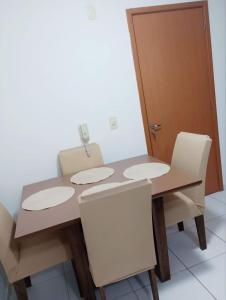累西腓Apê da Mel - Recife PE的餐桌、两把椅子和一扇门