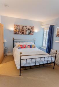灵顿Stunning period cottage的卧室配有一张床