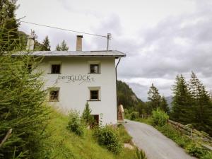 施皮斯Holiday Home bergGLÜCK by Interhome的白色的建筑,上面写着早餐字