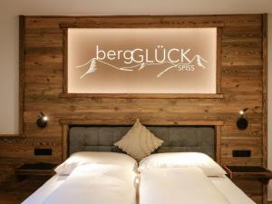 施皮斯Holiday Home bergGLÜCK by Interhome的卧室配有一张床,墙上挂着一幅画