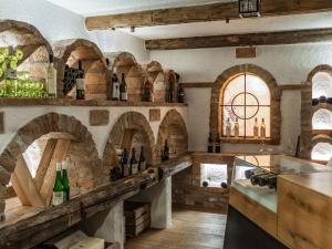 皮彻尔Holiday Home Hirtabua by Interhome的厨房墙上放着一大堆葡萄酒瓶