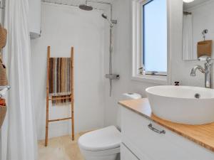 尤尔斯明讷Holiday Home Elma - 350m from the sea in SE Jutland by Interhome的白色的浴室设有水槽和卫生间。