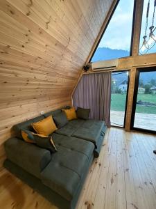博尔若米Borjomi Story的窗户客房内的一张绿色大沙发