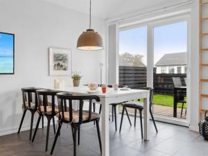 菲耶里茨莱乌Apartment Helemine - 400m from the sea in NW Jutland by Interhome的一间配备有白色桌椅的用餐室