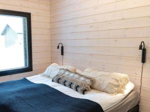 基尔匹斯扎我维Holiday Home Saanan helmi by Interhome的木墙客房的一张床位