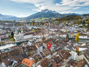 卢塞恩A&Y Oldtown Penthouse Loft Luzern的红色标志的城市空中景观