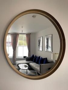 蒙特罗斯Central 2-bedroom apartment, Montrose的带沙发和大镜子的客厅