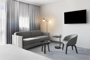 普拉特恩巴塞尔万怡酒店的酒店客房,配有沙发和椅子