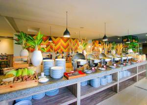 日惹Hotel FortunaGrande Seturan Yogyakarta的白板,锅,平底锅的自助餐