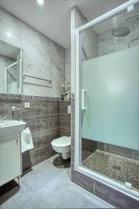 巴黎Romantique 150m2 4CH proche de L'Opéra - Clim的带淋浴、卫生间和盥洗盆的浴室
