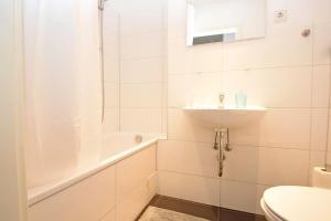 不莱梅Air Apartments 1的白色的浴室设有水槽和卫生间。