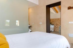 科斯提克斯Cal Tio 2 Agroturismo YourHouse的一间带白色床的卧室和一间浴室