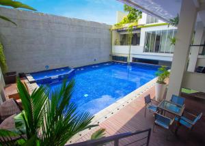 日惹Hotel FortunaGrande Seturan Yogyakarta的大楼里的一个大型蓝色游泳池