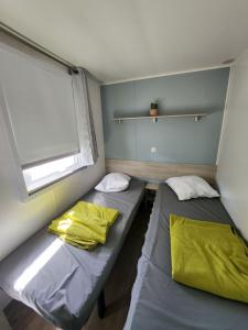 纳博讷Mobil-home cosy 166的小型客房 - 带2张床和窗户