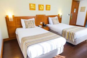 阿雷格里港阿雷格里港品质酒店的一间酒店客房内设有两张床的房间