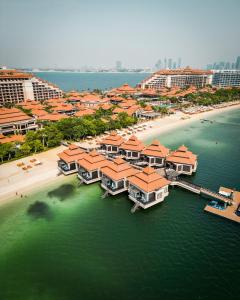 迪拜迪拜棕榈岛安纳塔拉度假酒店的享有海滩的空中景致,设有建筑和房屋