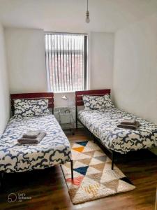 西布罗姆维奇Urban 2 Bedroom with Parking的一间卧室设有两张床和窗户。