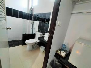 奥南海滩尼莫2号度假村的浴室配有白色卫生间和淋浴。