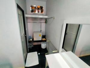 奥南海滩尼莫2号度假村的浴室设有镜子和白色水槽