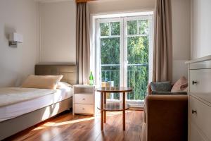 威克奥夫弗尔格雷戈里维克奥夫尔旅馆的一间卧室配有一张床、一张桌子和一个窗户。