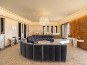 伊亚Santo Mine Oia Suites的客厅配有大沙发和桌子